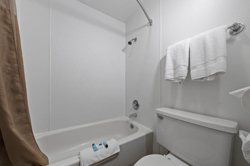 Koupelna v ubytování Motel 6 Clarkston WA