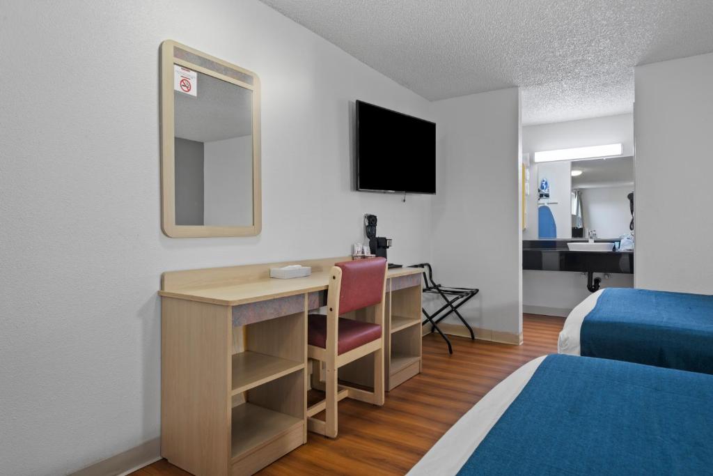 TV a/nebo společenská místnost v ubytování Motel 6 Clarkston WA