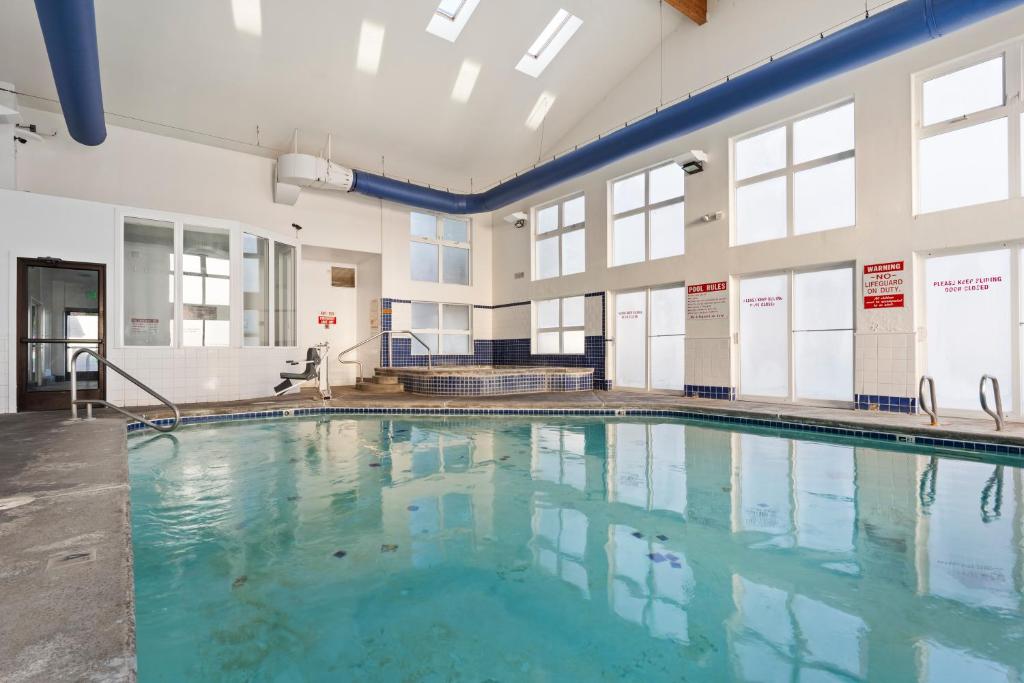 Bazén v ubytování Motel 6 Clarkston WA nebo v jeho okolí