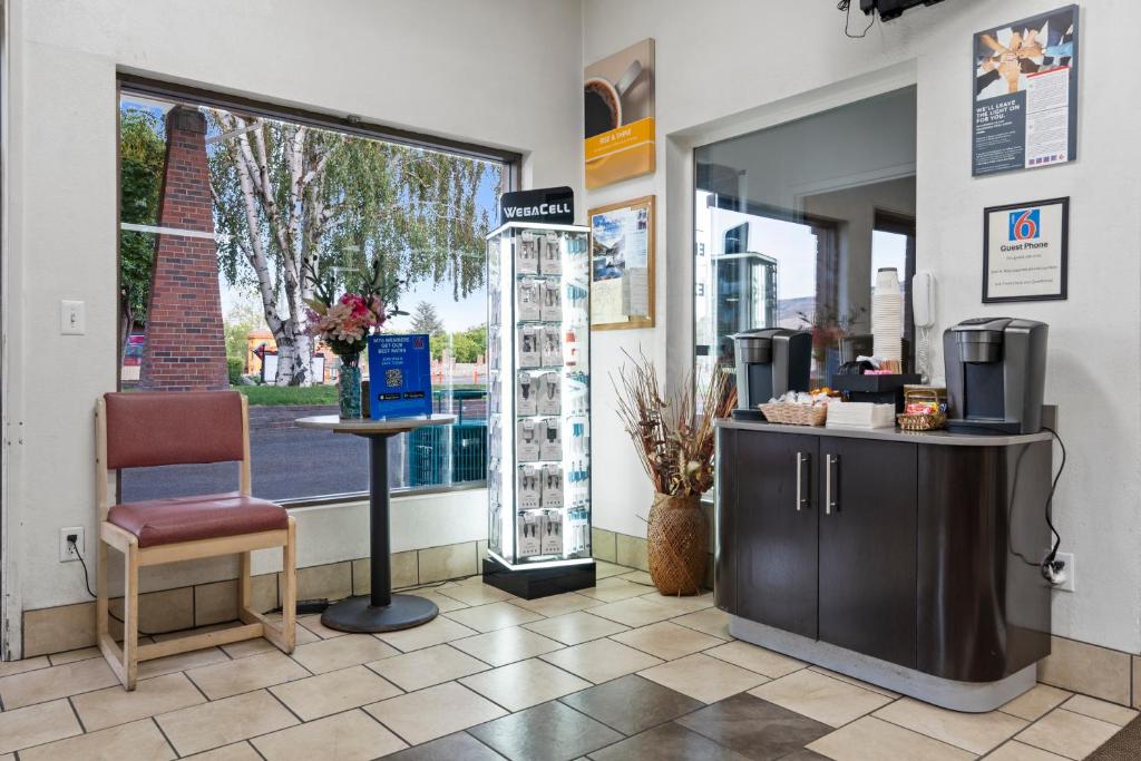 Příslušenství pro přípravu čaje a kávy v ubytování Motel 6 Clarkston WA