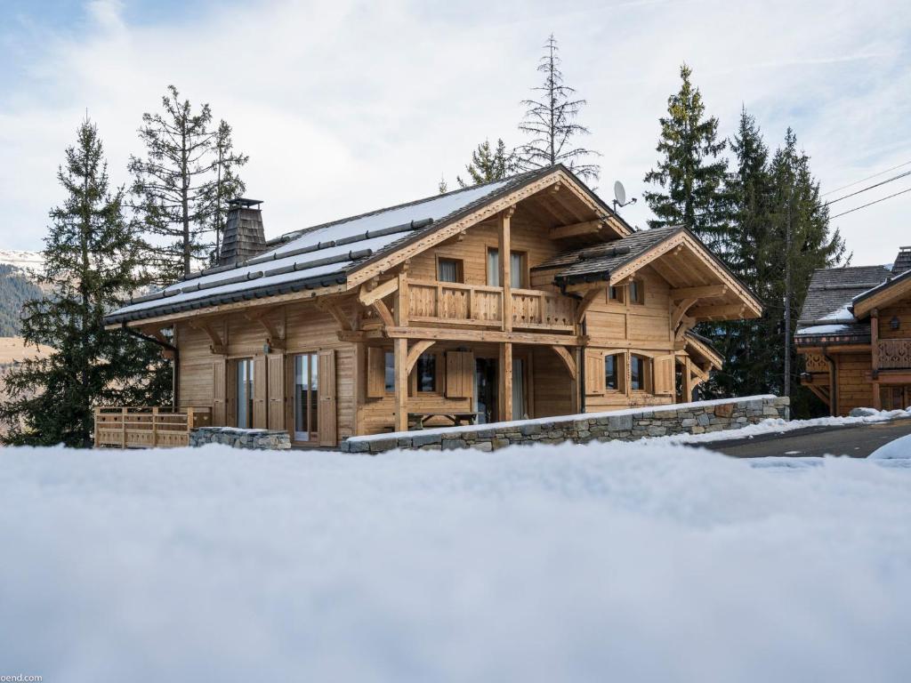 ein Blockhaus mit Schnee davor in der Unterkunft Chalet cosy à Courchevel La Tania - Idéal pour familles et amis, ski aux pieds ! - FR-1-575-31 in Courchevel