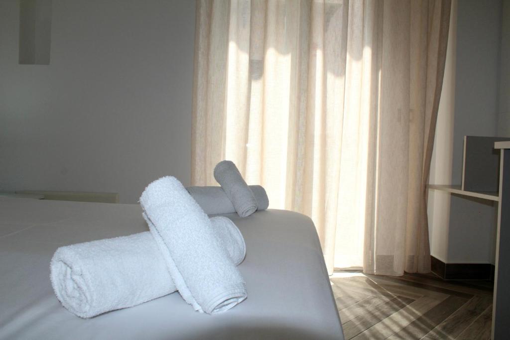 Postel nebo postele na pokoji v ubytování Leonardo Suites Scilla
