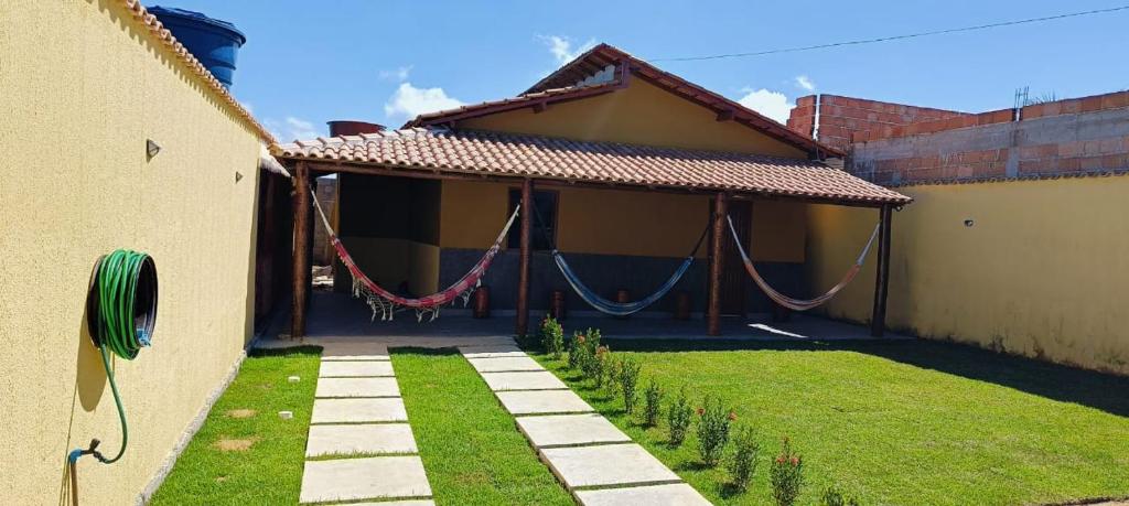 プラドにあるCasa do Sol Cumuruxatiba - BAの庭にハンモック付きポーチのある家