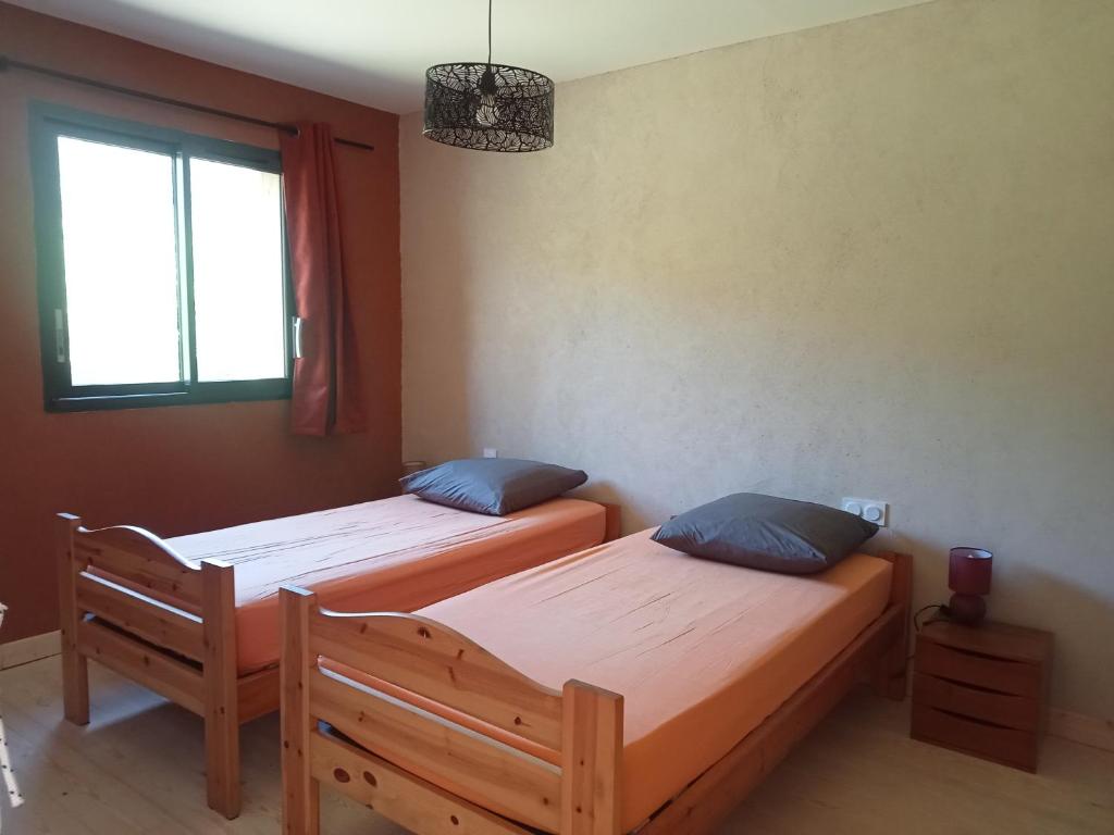 Postel nebo postele na pokoji v ubytování Ecogîtes Camparols