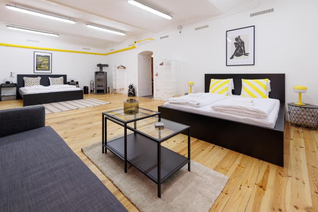 una camera da letto con un letto grande e un soggiorno di The Factory Flat a Vienna