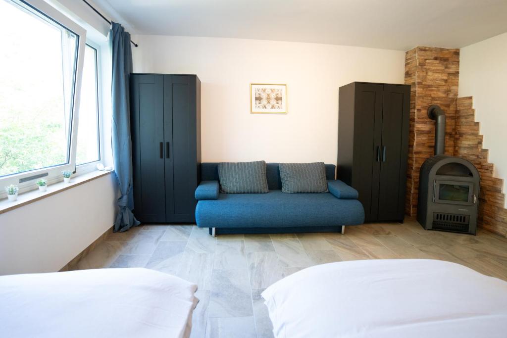 Katil atau katil-katil dalam bilik di HomeTonight Workers Home - Apartment in Veitsbronn