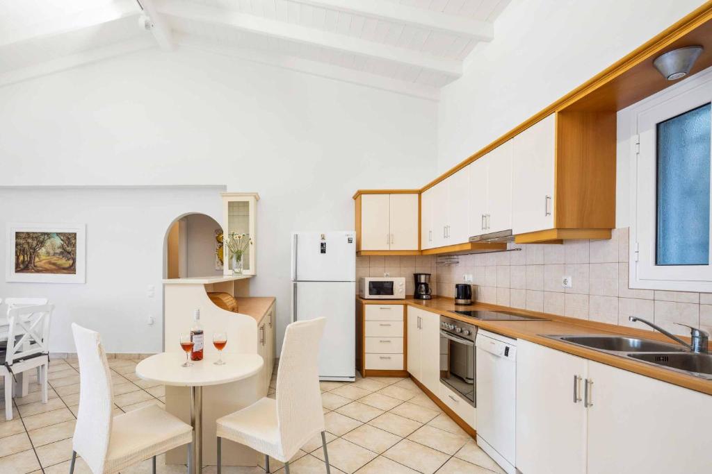 A kitchen or kitchenette at Villa Zeus