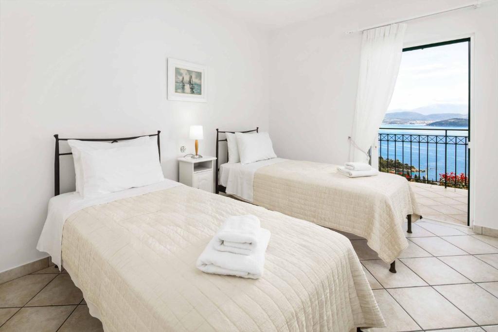 A bed or beds in a room at Villa Zeus