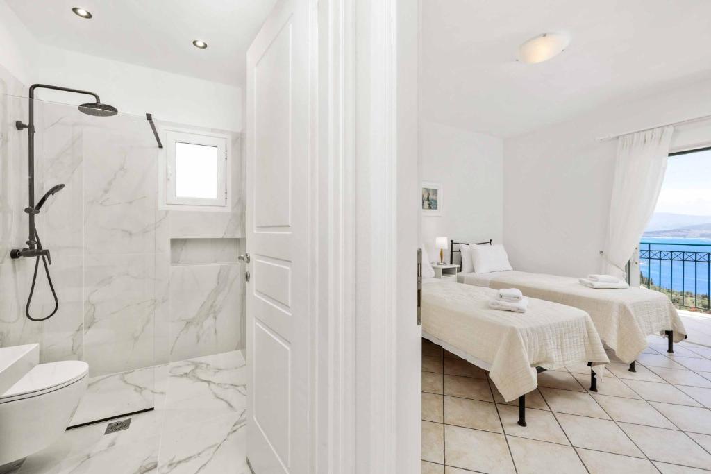 A bathroom at Villa Zeus