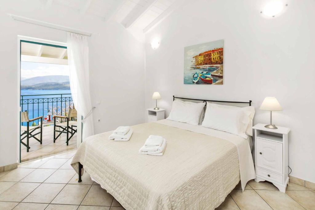 A bed or beds in a room at Villa Zeus