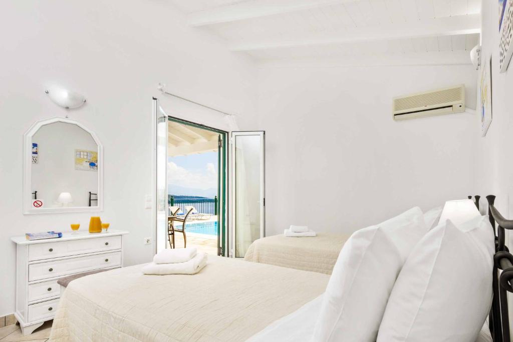 A bed or beds in a room at Villa Zeus
