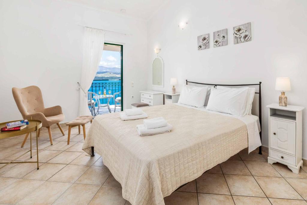 A bed or beds in a room at Villa Zeus