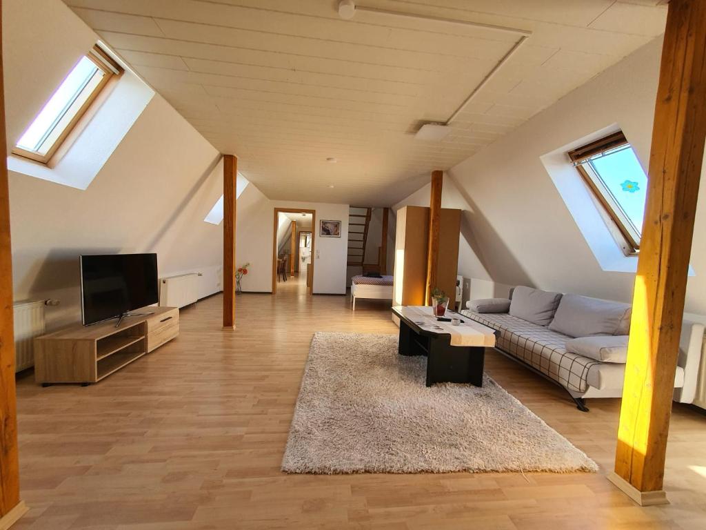 ein Wohnzimmer mit Sofa und Fernseher in der Unterkunft Nordsee-Hafen Apartment-Zentrale Ferienwohnung in Wilhelmshaven