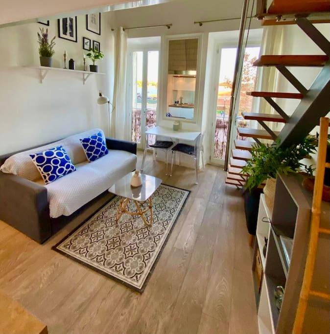 un salon avec un canapé et une table dans l'établissement Superbe Duplex avec vue !, à Villefranche-sur-Mer