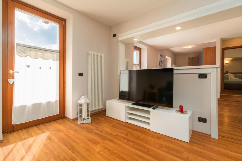 TV a/nebo společenská místnost v ubytování Casa Monica Ledro Family
