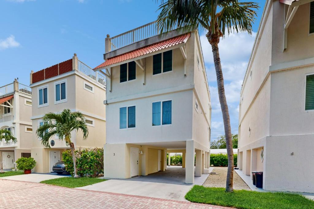 un edificio con palmeras delante en Villa del Sol, en Marathon