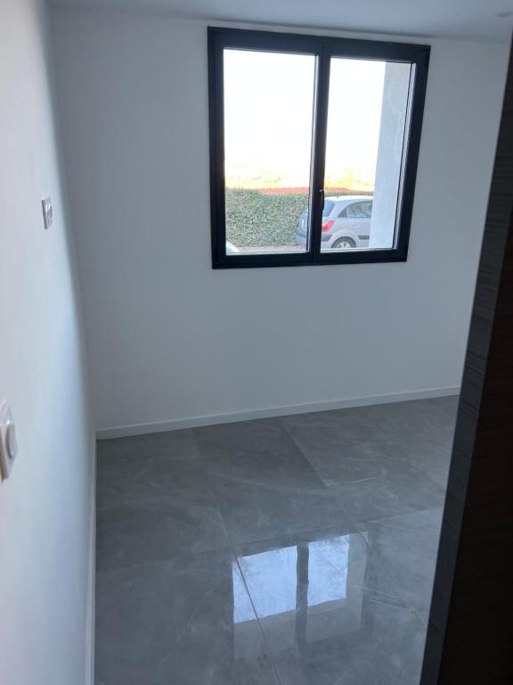 Elle offre une vue sur une chambre dotée d'une fenêtre. dans l'établissement Type 2 moderne neuf, à Marseille