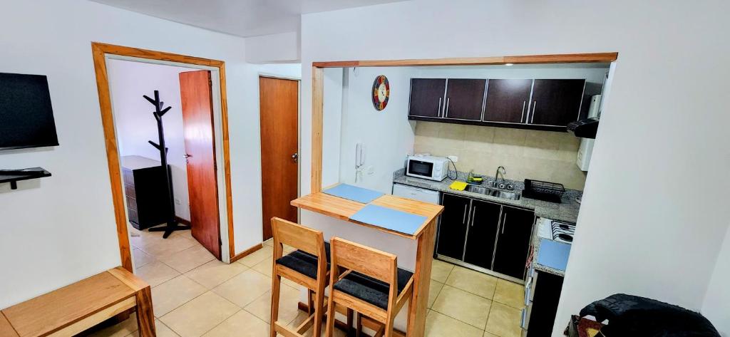 Una cocina con una mesa y sillas en una habitación. en Belgrano 555, en San Martín de los Andes