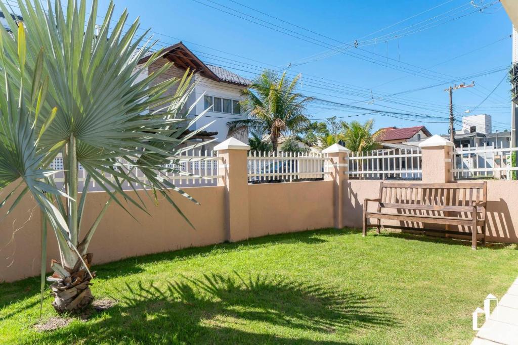 Κήπος έξω από το Casa com 03 dormitórios de casal