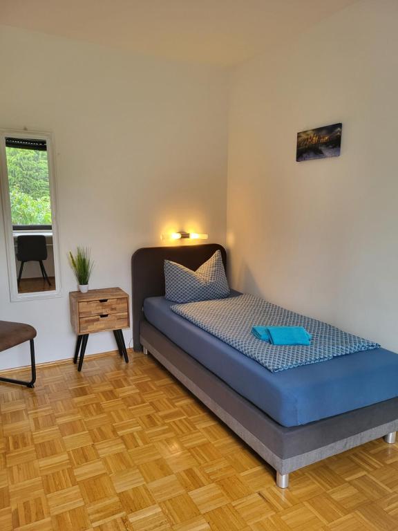 Hotel Messe Flughafen, a bedroom with a bed with a blue mattress at Messe Flughafen in Düsseldorf
