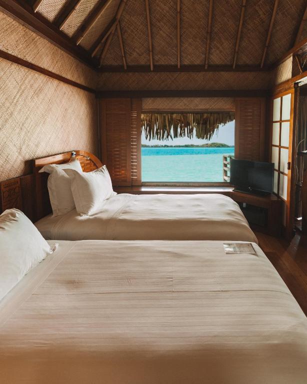 Postel nebo postele na pokoji v ubytování InterContinental Bora Bora Le Moana Resort by IHG