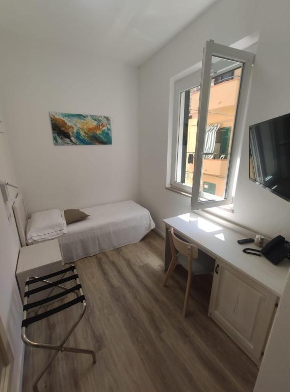 A television and/or entertainment centre at Hotel Week End