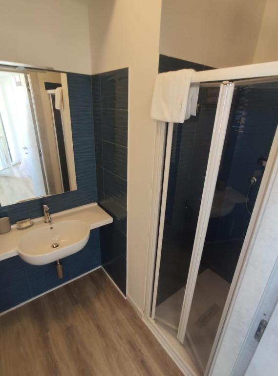 A bathroom at Hotel Week End