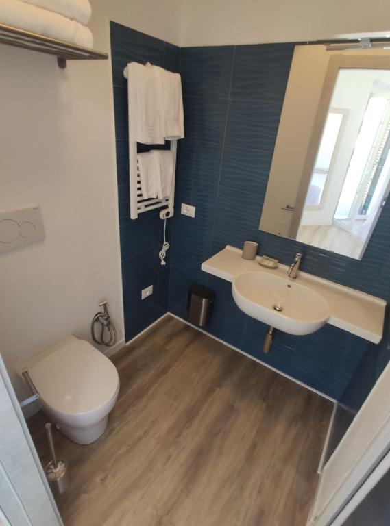 A bathroom at Hotel Week End