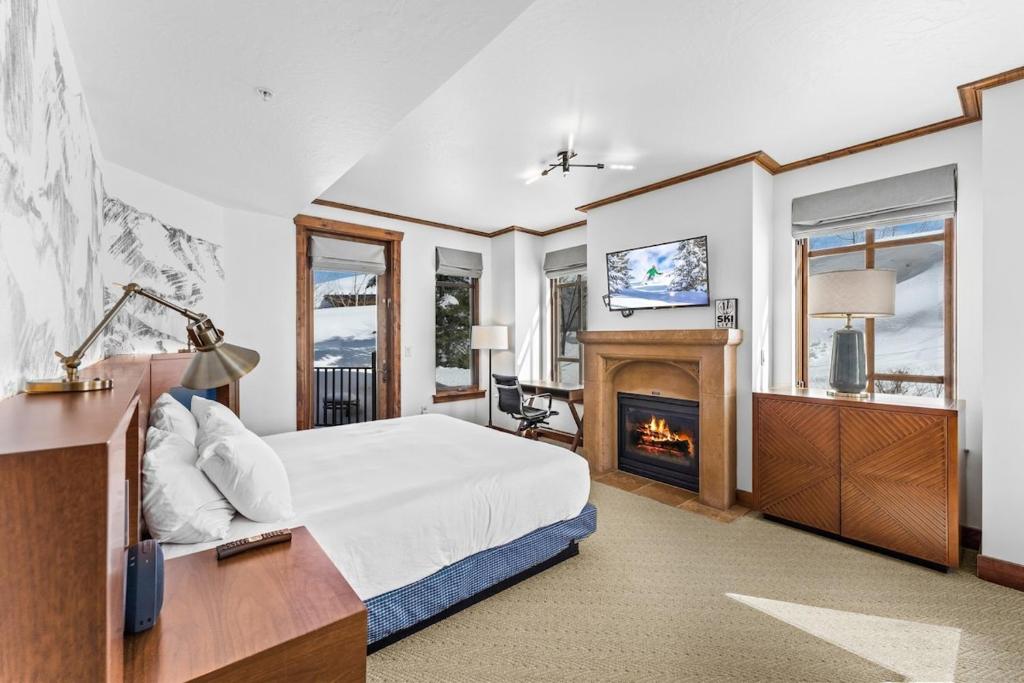 Ski-In & Out at Canyons, Pet-Friendly, Cozy Fireplace, Sleeps 10