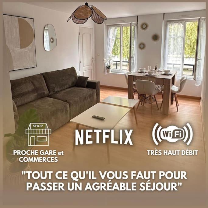 un salon avec un canapé et une table dans l'établissement T3 Confortable à Abbeville - Baie de Somme, à Abbeville