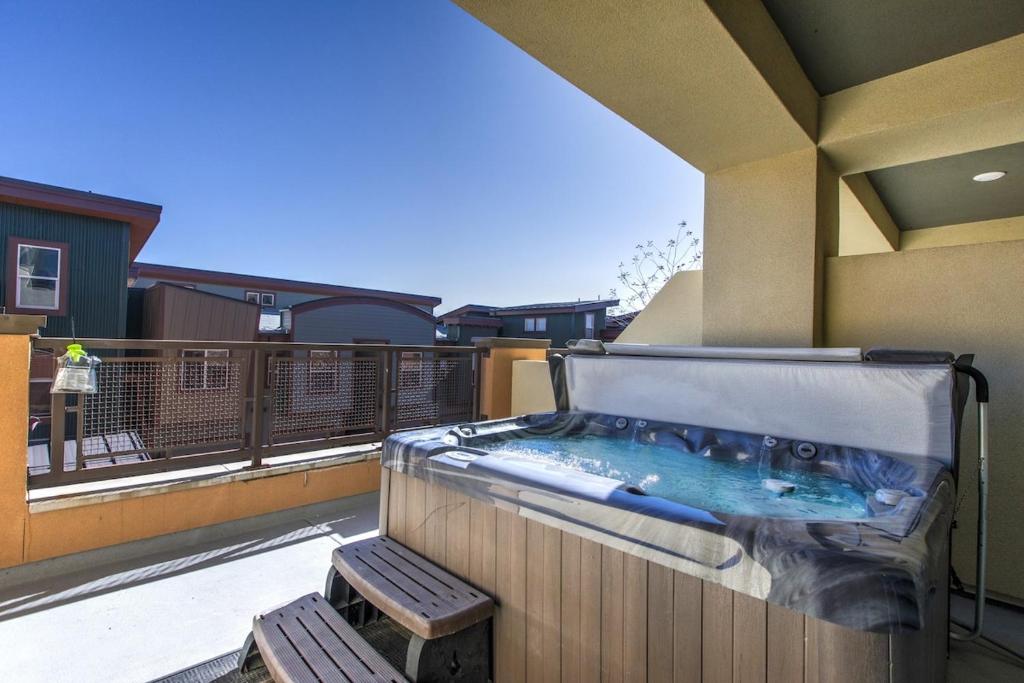 A closer look at Serene Retreat Luxury Suite With Comma City View Living