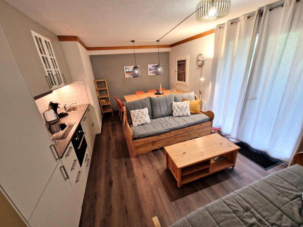 un petit salon avec un canapé et une table dans l'établissement Chalets Du Thabor - 3 pièces 6/8 personnes pied piste MAE-0291, à Modane