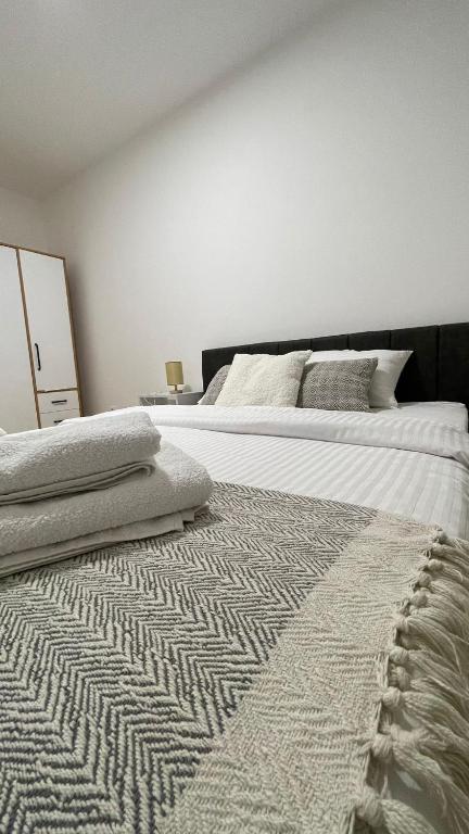 Rúm í herbergi á Apartman Mir