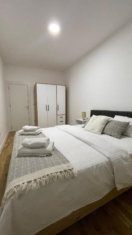 Rúm í herbergi á Apartman Mir