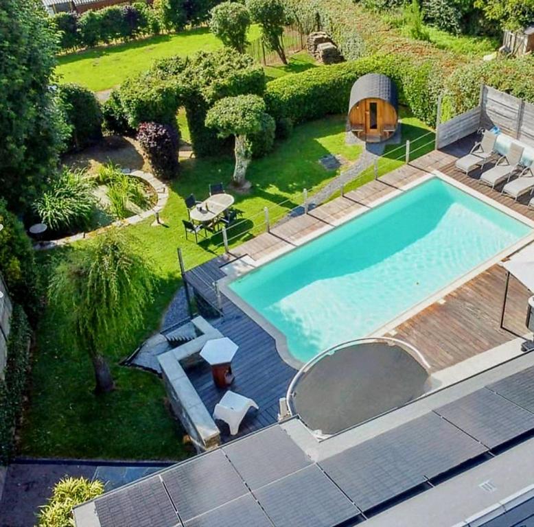 an overhead view of a swimming pool in a yard at Le Cabanon Grand-Heid 2-4p in Lierneux