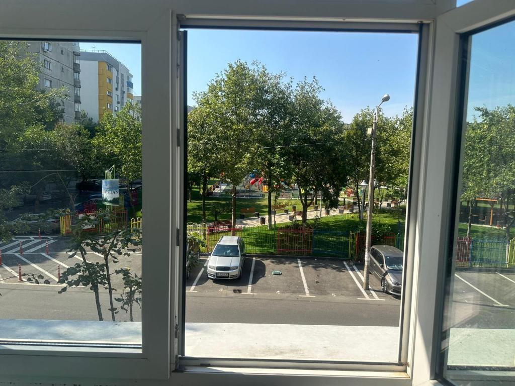 parc sebastian في بوخارست: نافذة مطلة على مواقف السيارات