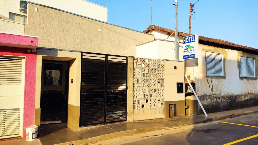 un edificio con le sue porte aperte su una strada di Hotel Habitar Serra do Salitre MG a Serra do Salitre