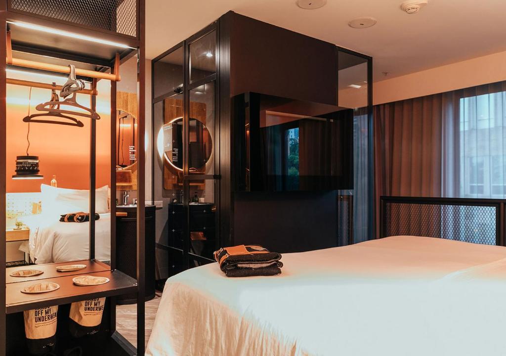 Postel nebo postele na pokoji v ubytování The Click Clack Hotel Medellín
