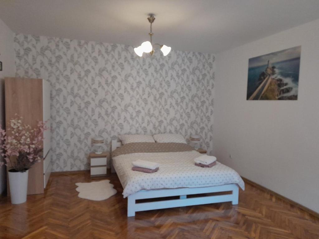 a bedroom with a bed in a room at Apartament w Centrum Miasta, blisko Dworcu in Przemyśl