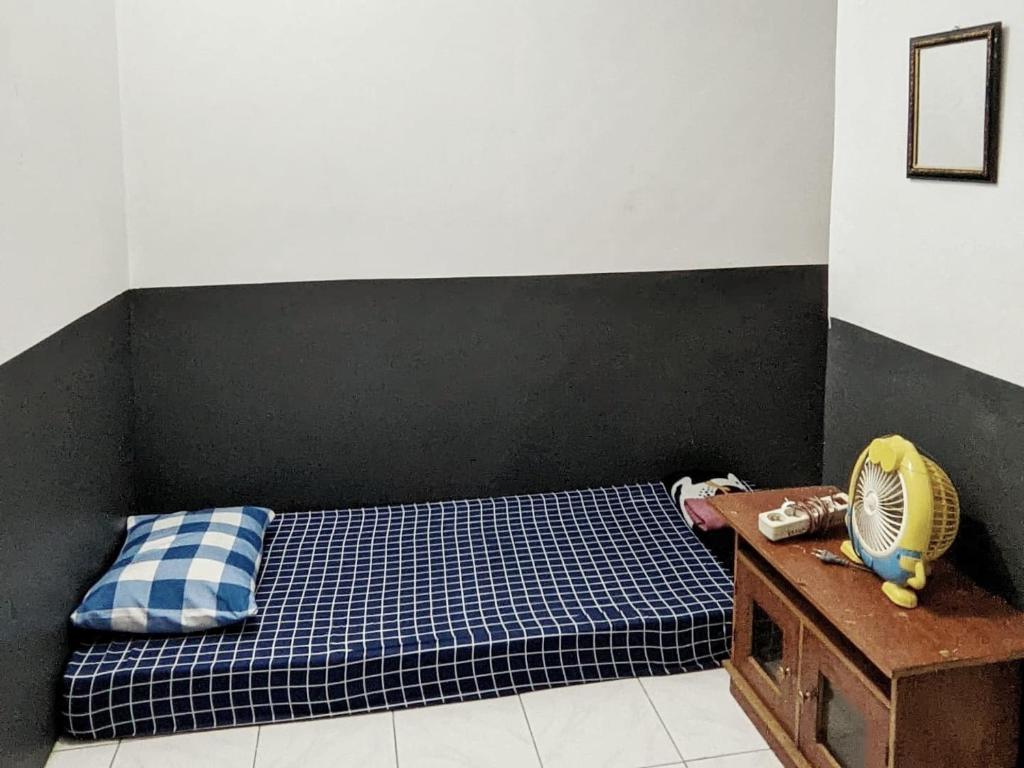 Postel nebo postele na pokoji v ubytování Kosan Syariah Mas Slamet