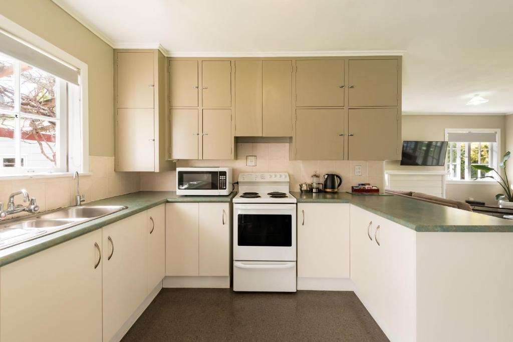 Kuchyň nebo kuchyňský kout v ubytování Averill Court Motel