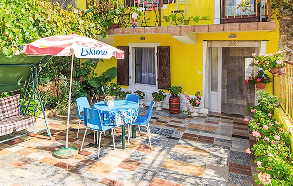 stół, krzesła i parasol na patio w obiekcie Apartment Selo Rakalj Op-1875 w mieście Rakalj