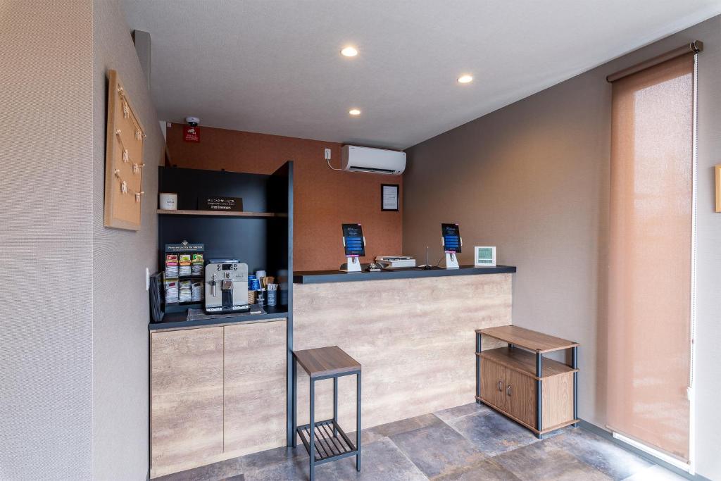Kuchyň nebo kuchyňský kout v ubytování HOTEL R9 The Yard Kofu