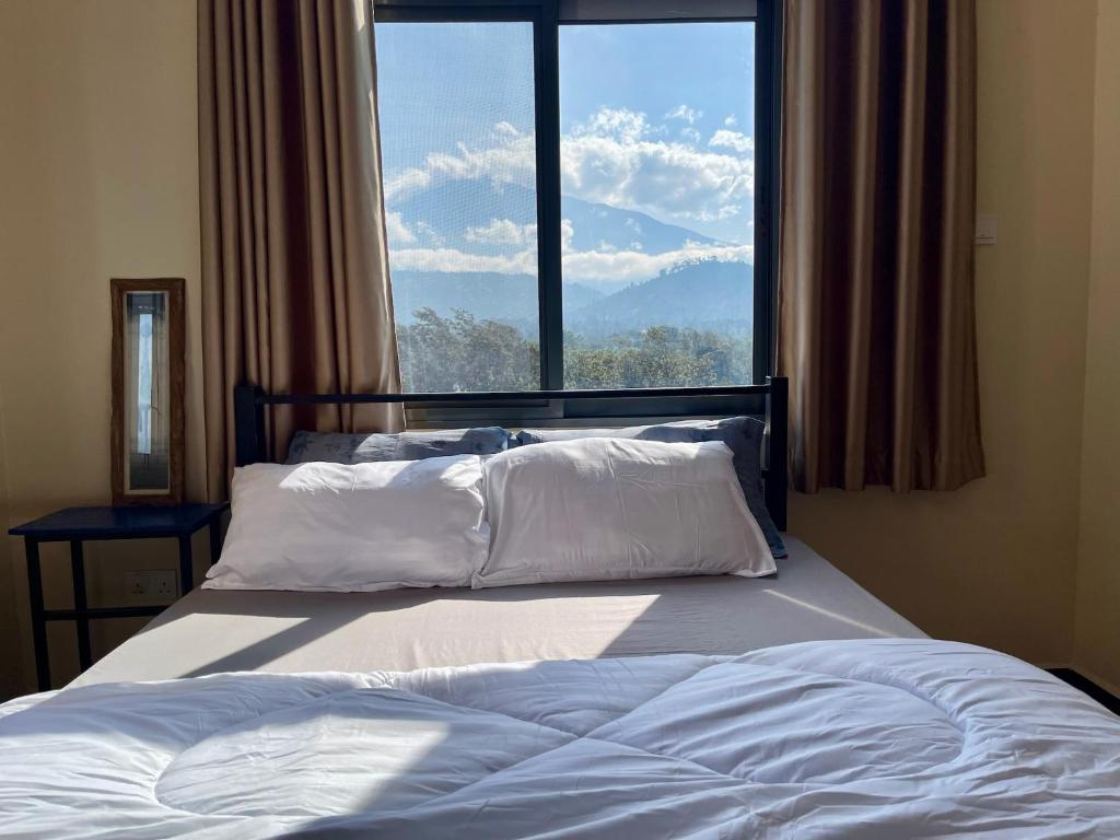 Postel nebo postele na pokoji v ubytování AMountain View Room x AICC