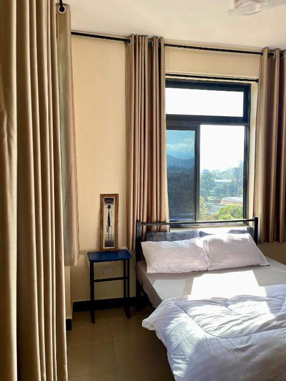Postel nebo postele na pokoji v ubytování AMountain View Room x AICC