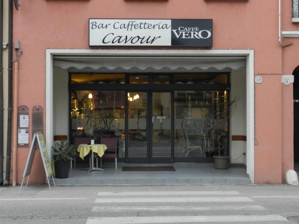 un restaurante con un cartel en la parte delantera de un edificio en Locanda Trattoria Caffè Cavour, en Cittadella