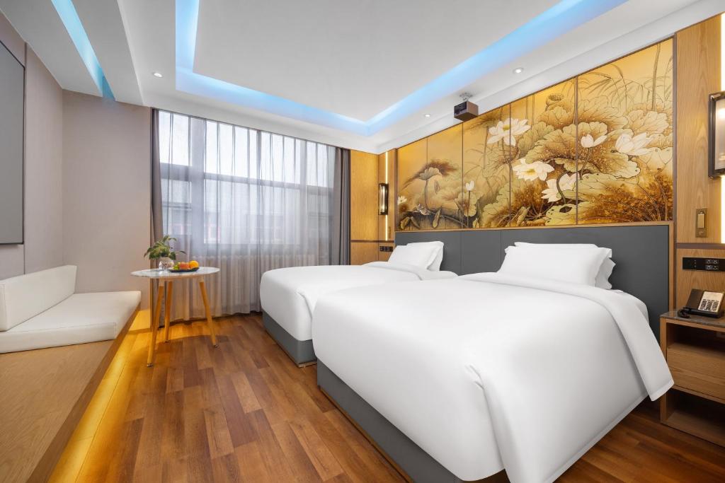 Postel nebo postele na pokoji v ubytování Jingli Hotel - Beijing New National Exhibition Capital Airport