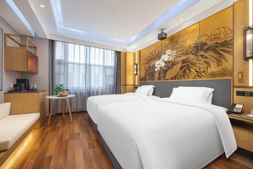 Postel nebo postele na pokoji v ubytování Jingli Hotel - Beijing New National Exhibition Capital Airport