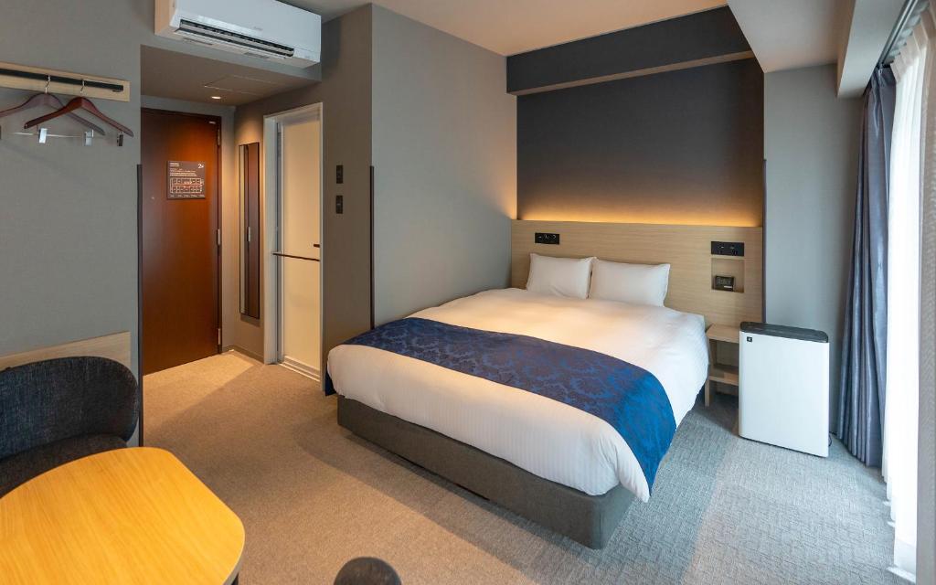 Postel nebo postele na pokoji v ubytování HOTEL R9 Premium Ichikawaekimae