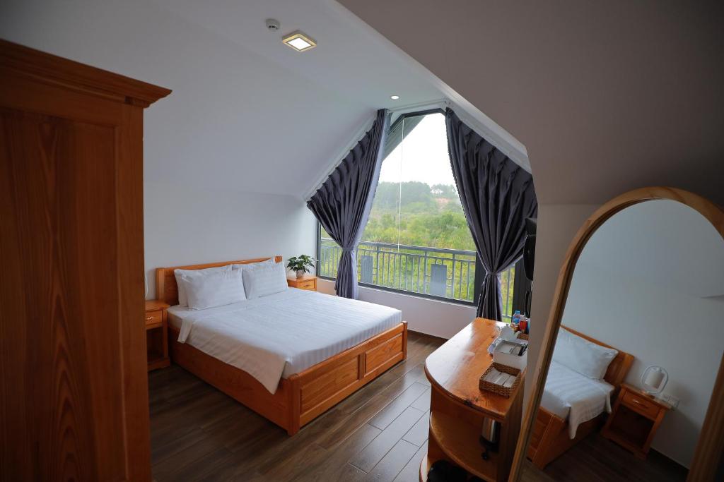 Giường trong phòng chung tại Arya Hotel Dalat